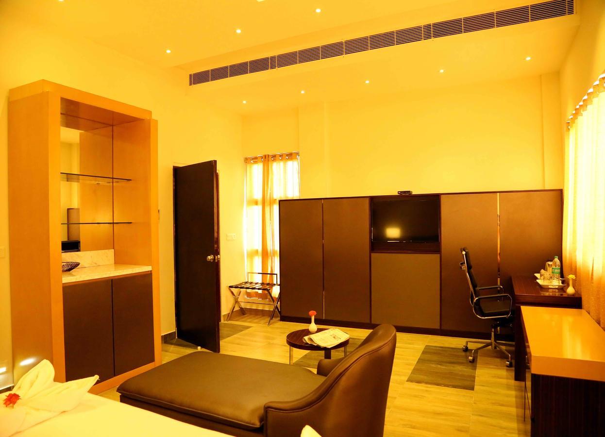 Hotel Queens Inn Velanganni Bagian luar foto
