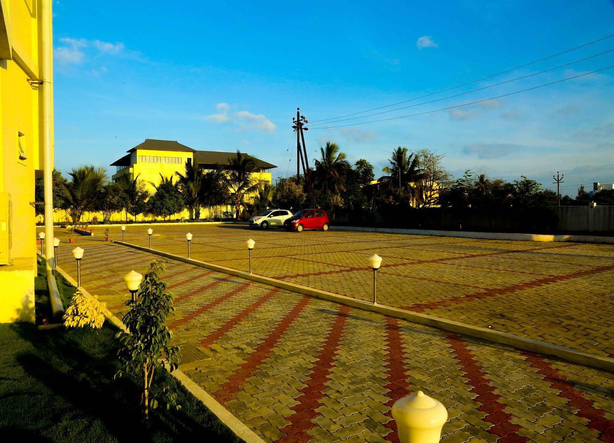 Hotel Queens Inn Velanganni Bagian luar foto